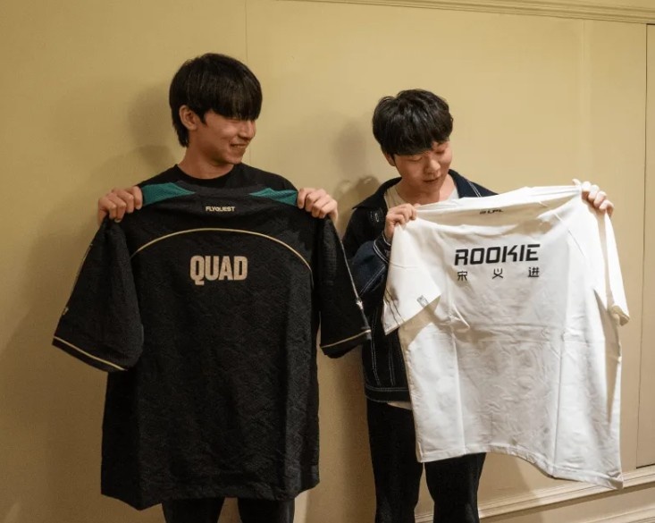 FLY分享队员与Rookie&Wei交换队服：一次匆匆的交换队服